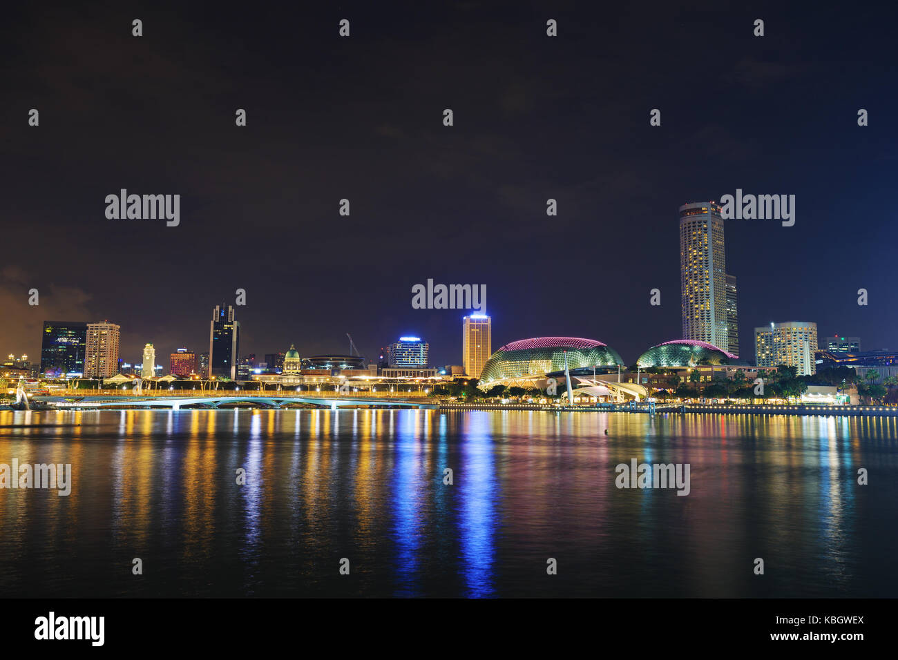 Blick auf die Skyline von Singapur City bei Nacht Stockfoto