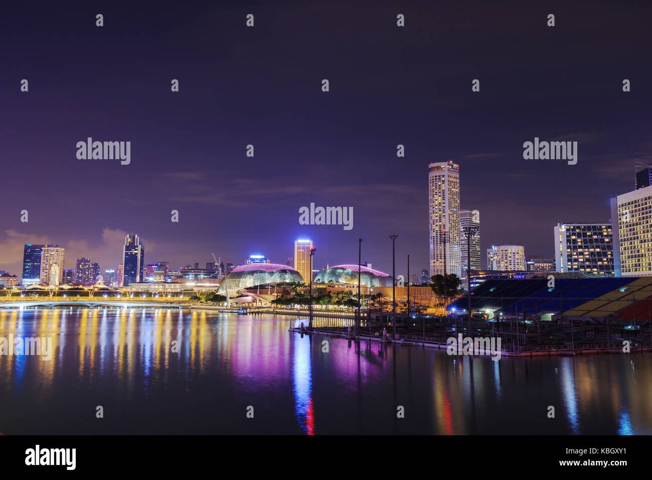 Blick auf die Skyline von Singapur City bei Nacht Stockfoto