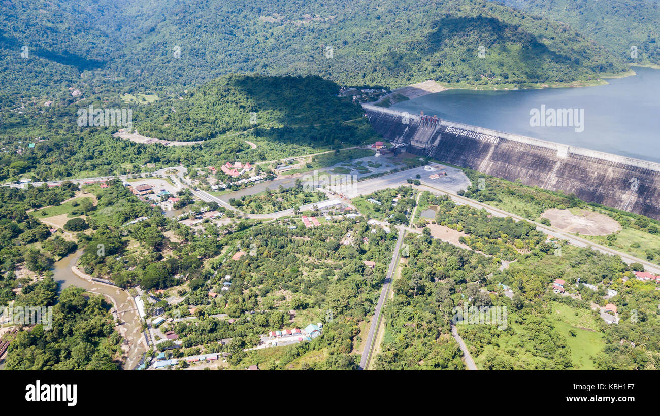 Luftaufnahme von drohne von Khun Dan Prakan Chon Dam und Landnutzung in Nakonnarok Provinz Thailand, größte und längste roller compacted Beton d Stockfoto