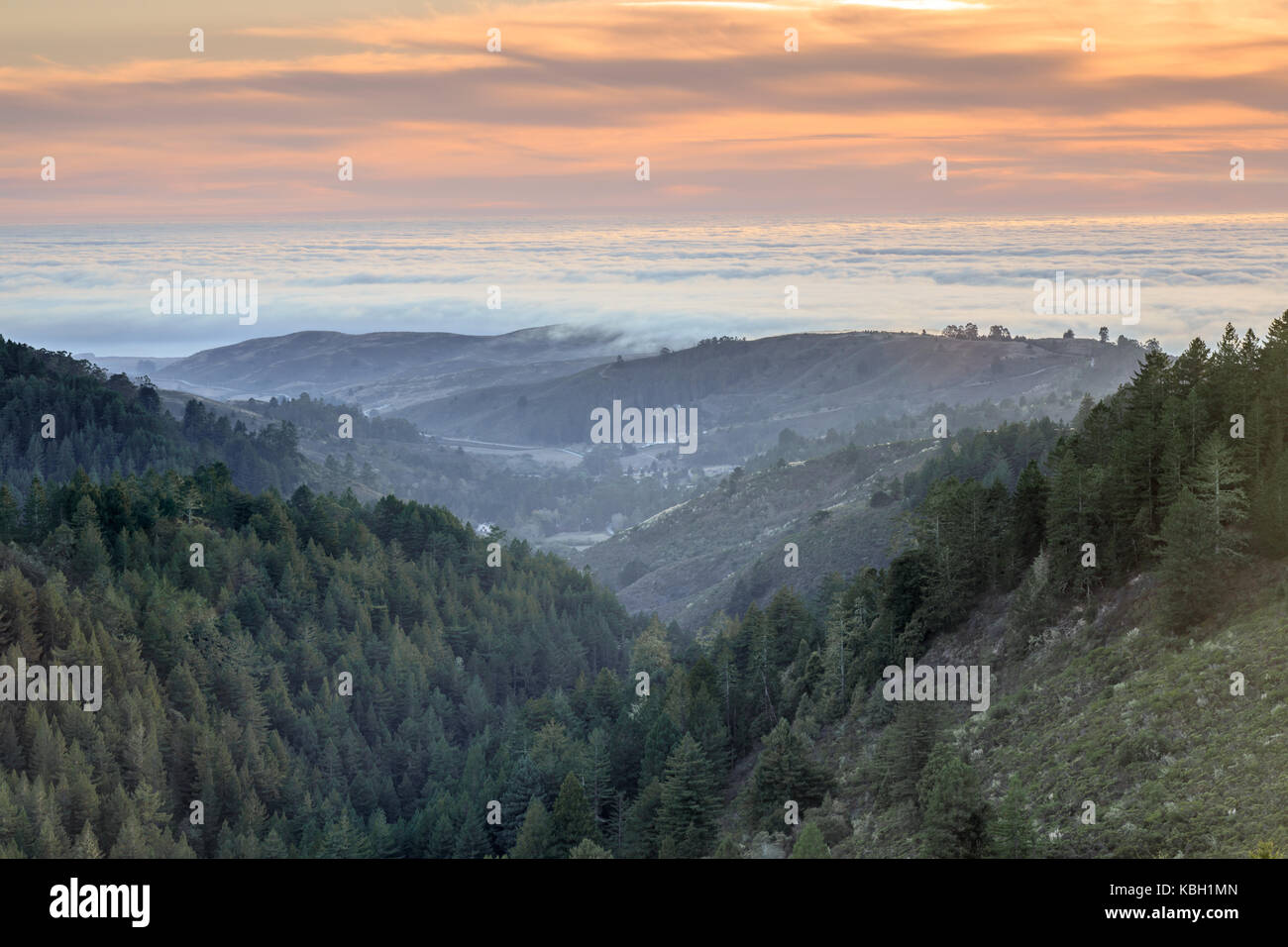 Santa Cruz Mountains und Nebel über dem pazifischen Ozean. Stockfoto