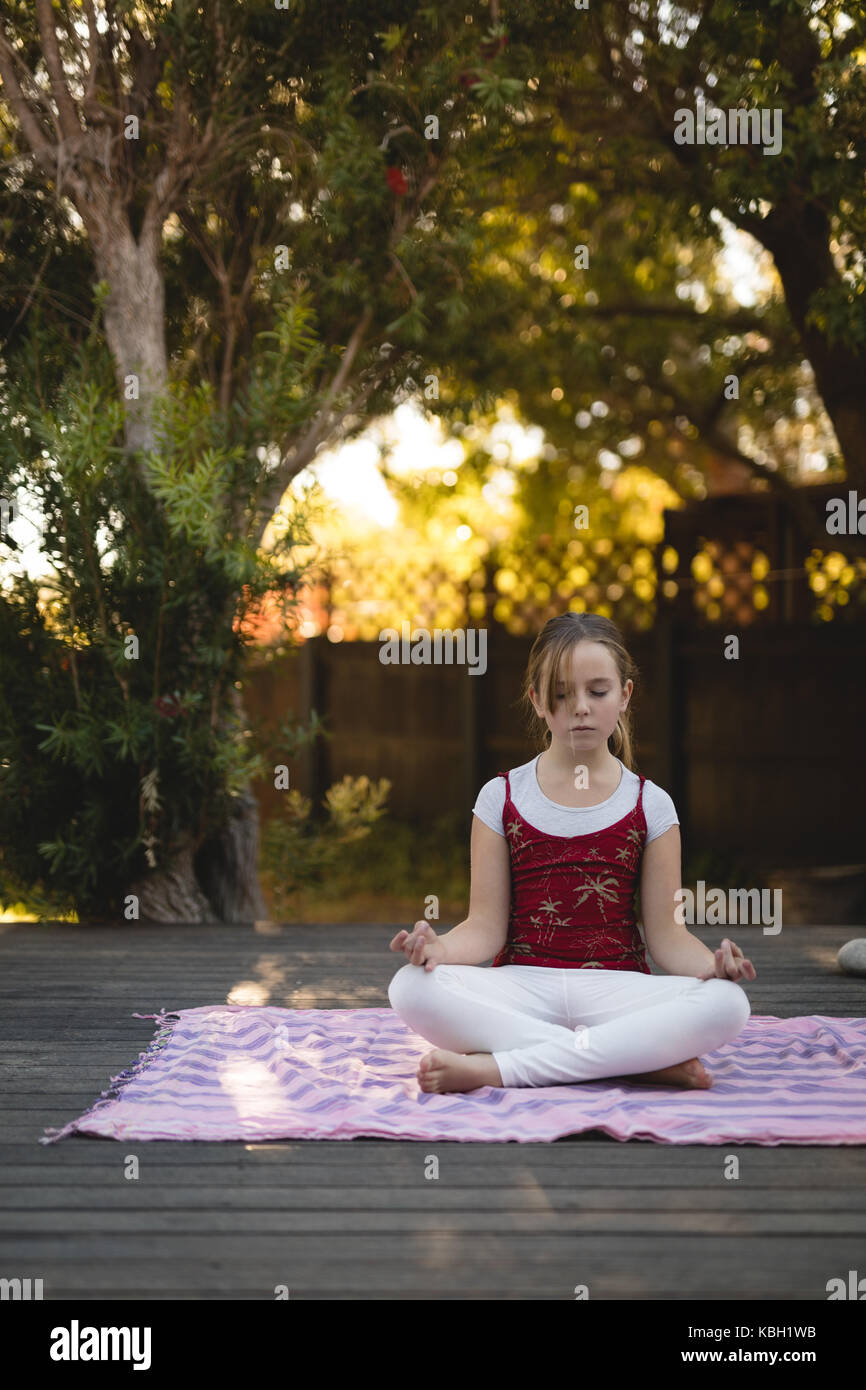 Mädchen üben Yoga im Park im Sommer Stockfoto