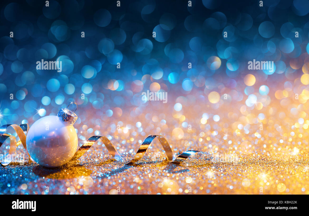 Weihnachten Ornamente auf Glitter - bokeh Golden Blue mit Kugel und Streamer Stockfoto