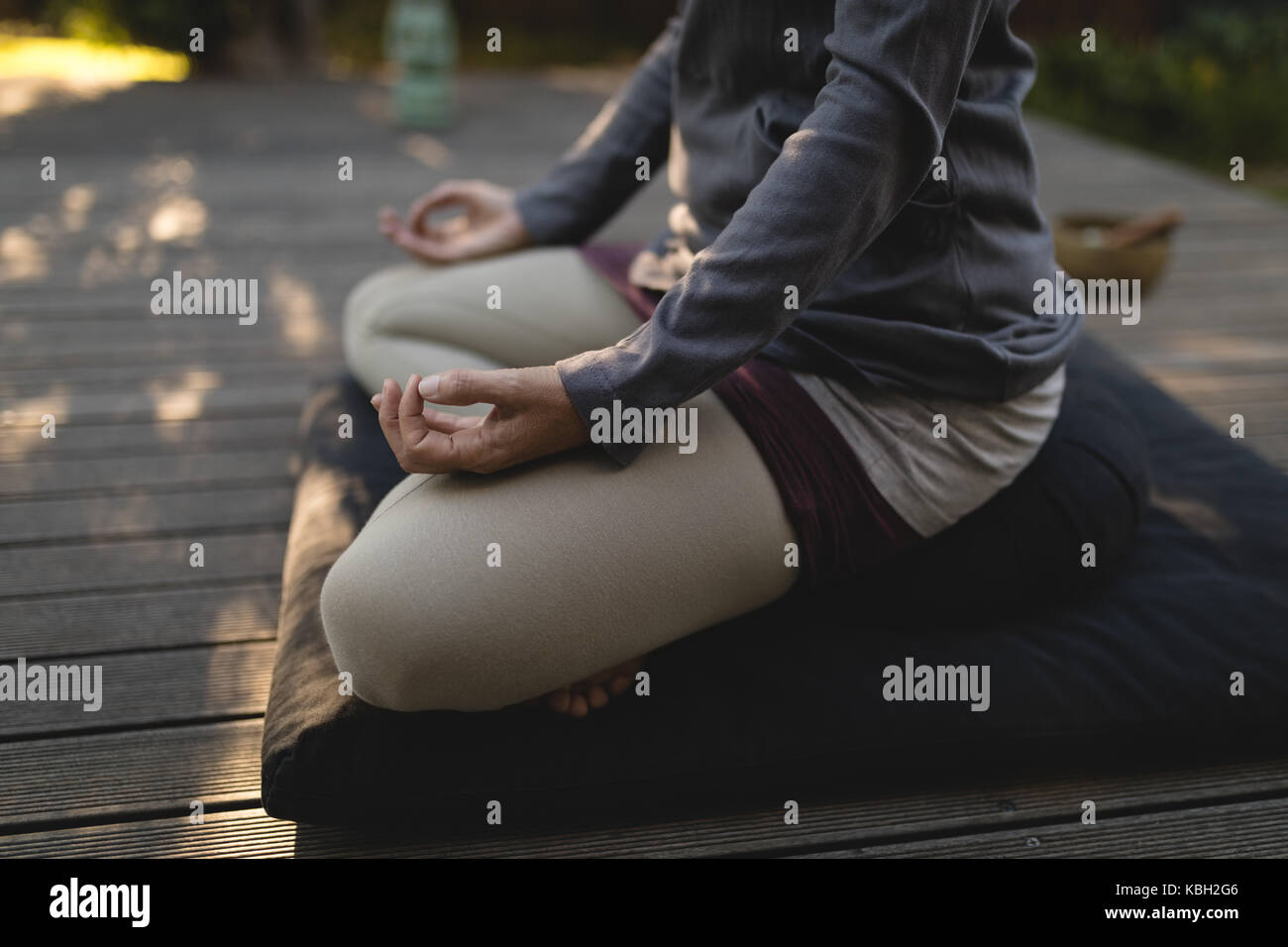 Im mittleren Abschnitt der älteren Frau Yoga im Park im Sommer Stockfoto