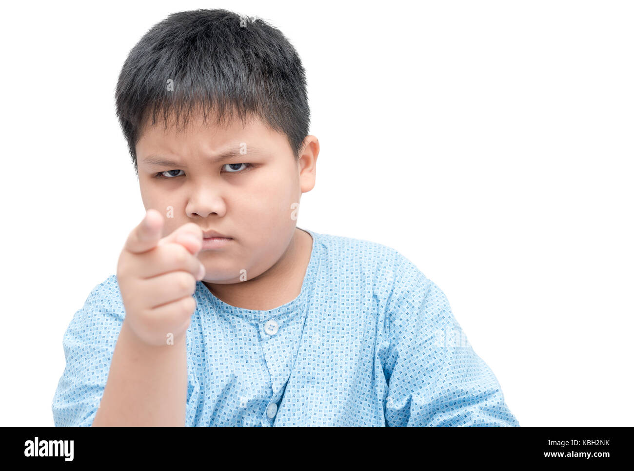 Wütend Fat Boy Punkte seinen Finger auf Sie auf weißem Hintergrund Stockfoto