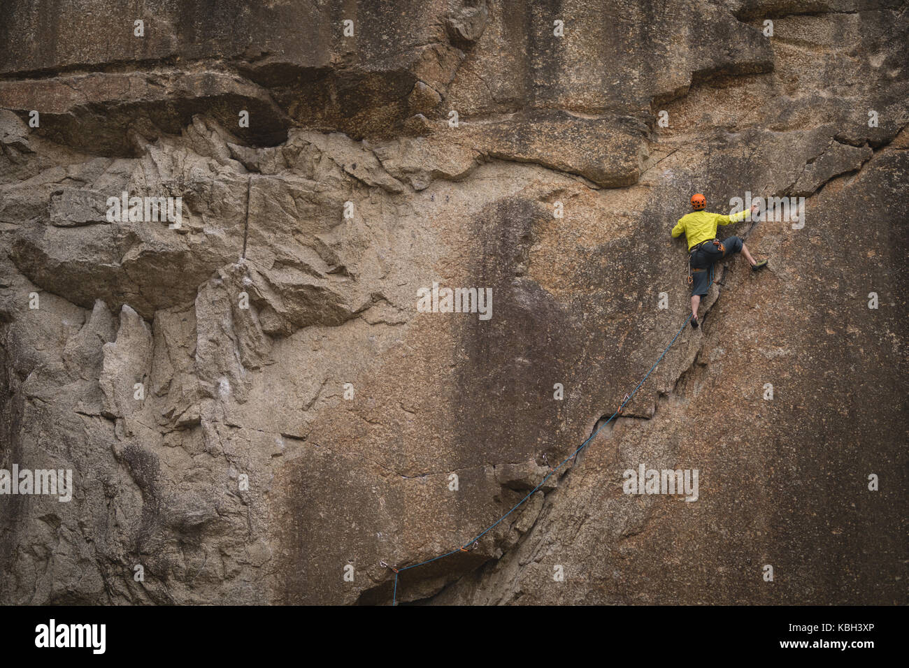 Rückansicht des Menschen klettern Berg Stockfoto