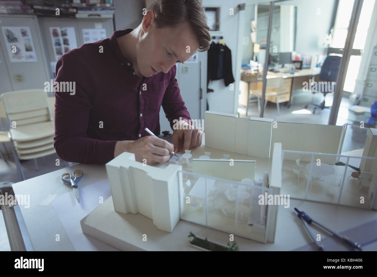 Architekten arbeiten an Haus Probe im Studio Stockfoto