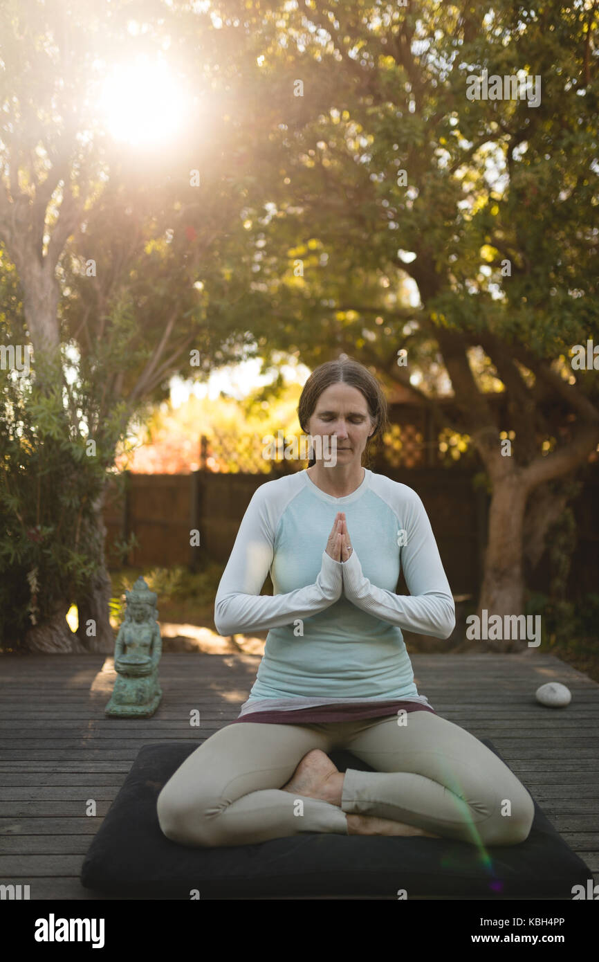 Ältere Frau Yoga im Park im Sommer Stockfoto