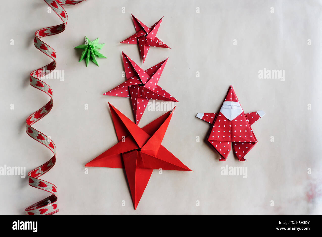 Overhead von Handgefertigten origami Weihnachtsschmuck und Farbband auf das  Papier Hintergrund. Gegenstand erfassen gegen Soft windows Beleuchtung  Stockfotografie - Alamy