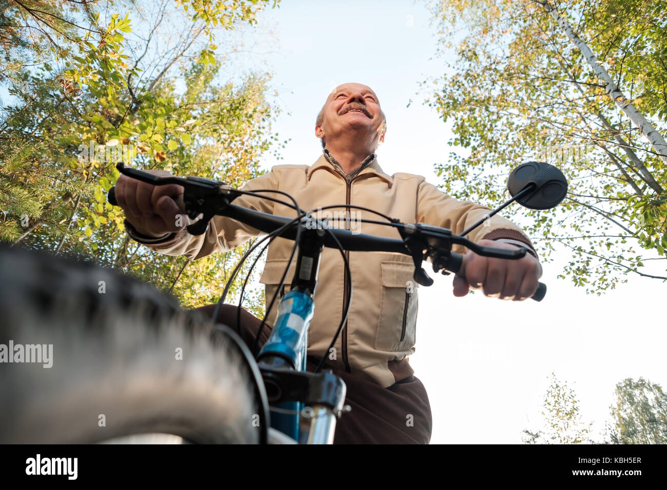 Älterer Mann auf Radtour in der Landschaft Stockfoto