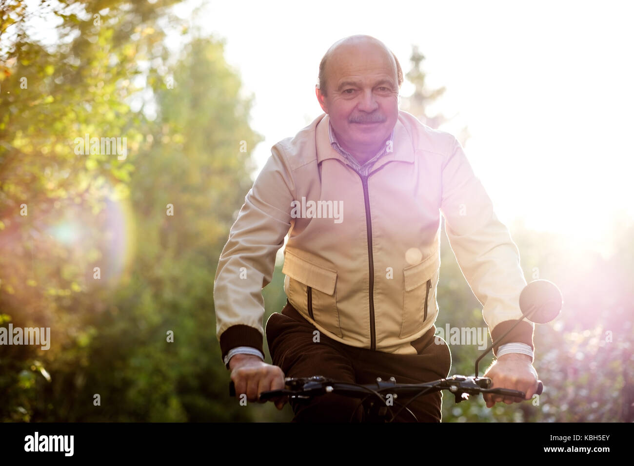 Älterer Mann auf Radtour in der Landschaft Stockfoto