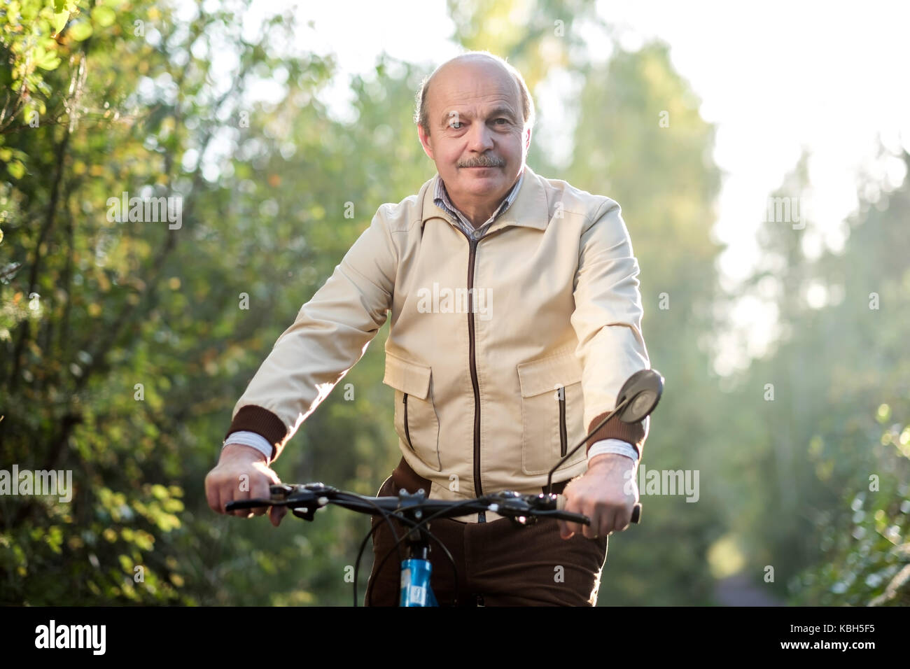 Älterer Mann auf Radtour in der Landschaft Stockfoto