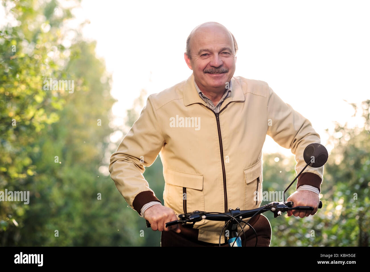 Älterer Mann auf Radtour in der Landschaft Stockfoto