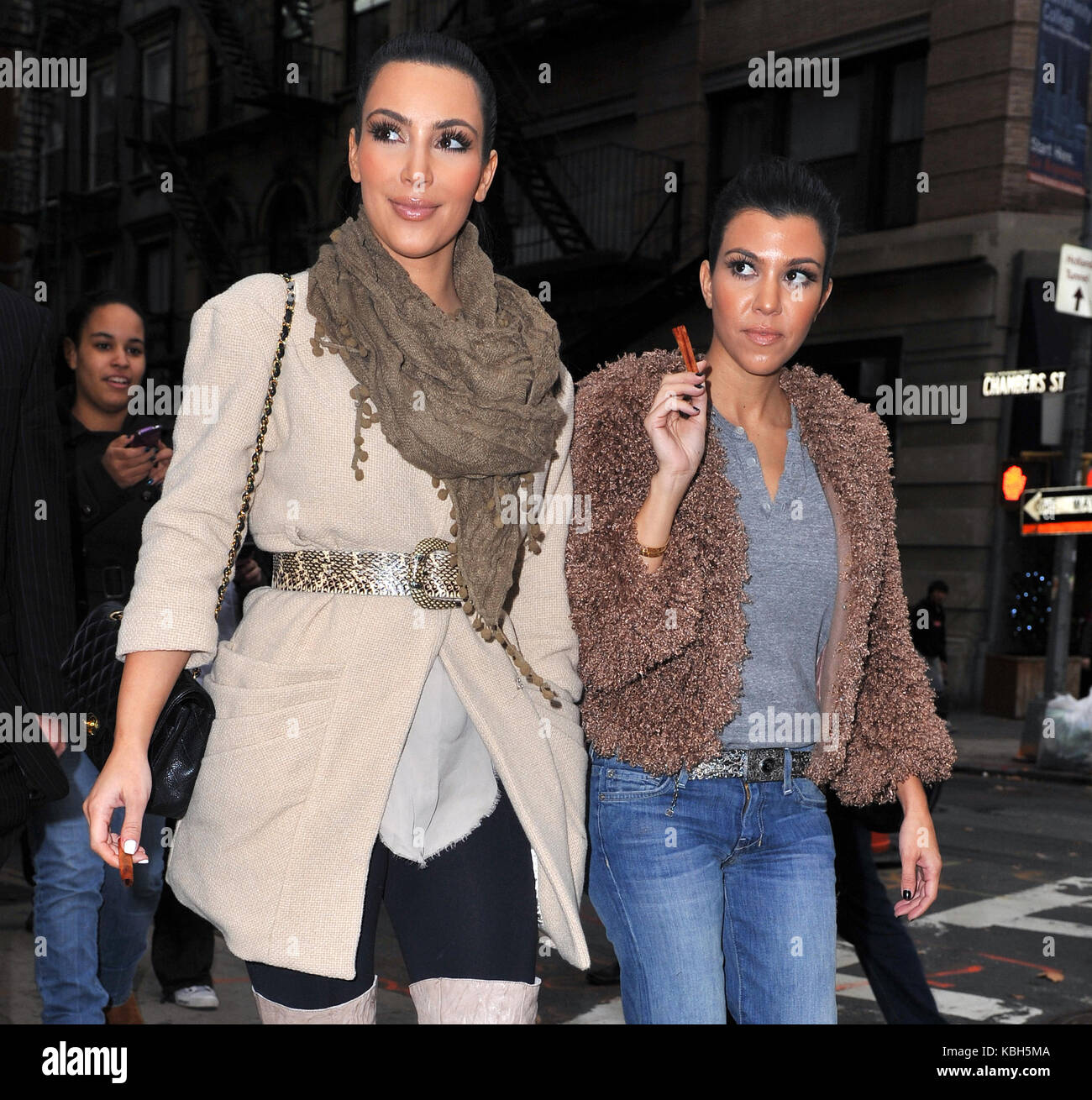 NEW YORK - November 05: Fernsehen Persönlichkeiten Kim Kardashian und Schwester Kourtney Kardashian verlassen ihre New York Hotel und zu Fuß zu einem lokalen Cafe, wo auch ein wenig heißem Apfelwein und einer Zimtstange genossen. Auf einen lebhaften NY Nachmittag. Beide Mädchen schien Orale Fixierungen zu haben, wie sie Beide vortäuschte, die Zimtstange zu rauchen, da es eine Zigarre oder stumpf waren, und wenn sie das nicht tun, Sie saugen an den Stöcken und ihre Finger waren. Am 5. November 2010 in New York City. Personen: Kim Kardashian Kourtney Kardashian Getriebe Ref: MNC 15 Credit: Hoo-Me.com/MediaPunch Stockfoto