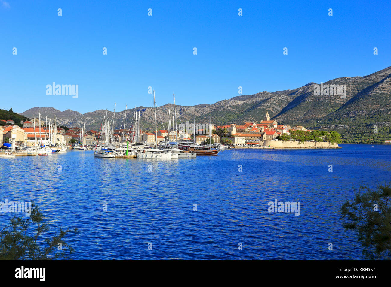 Marina und Ostseite der Stadt Korcula mit der Halbinsel Pelješac hinter, Insel Korcula, Kroatien, Dalmatien, Dalmatinischen Küste, Europa. Stockfoto