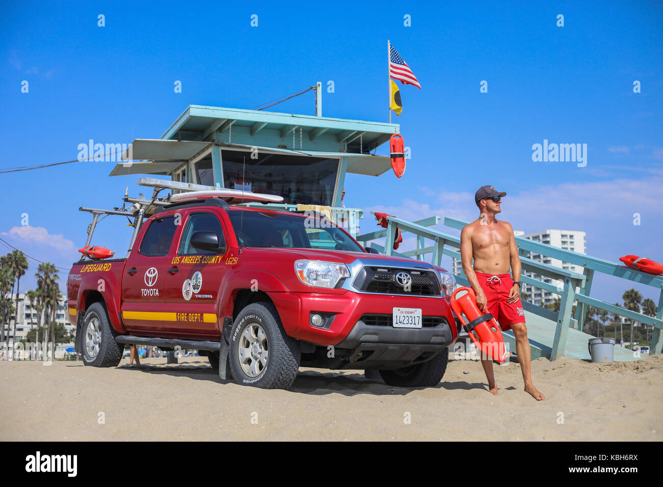 Santa Monica, Kalifornien - 2. September 2017: Los Angeles County Fire Department Rettungsschwimmer und sein Fahrzeug auf Aufgabe Stockfoto