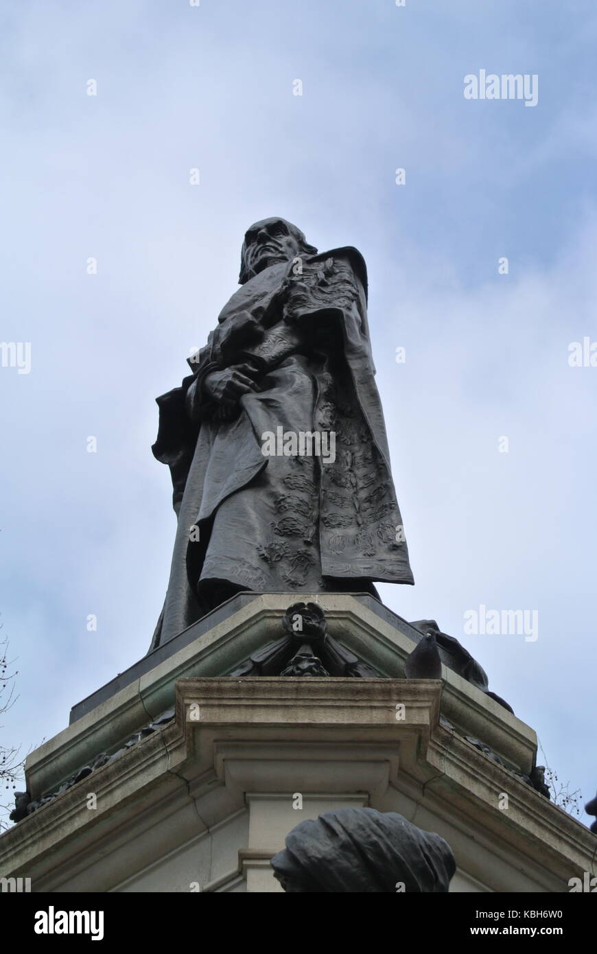 Statue von William Ewart Gladstone, in der Nähe der RAF Kapelle, St. Clement Danes, Strand, London, England, Großbritannien Stockfoto