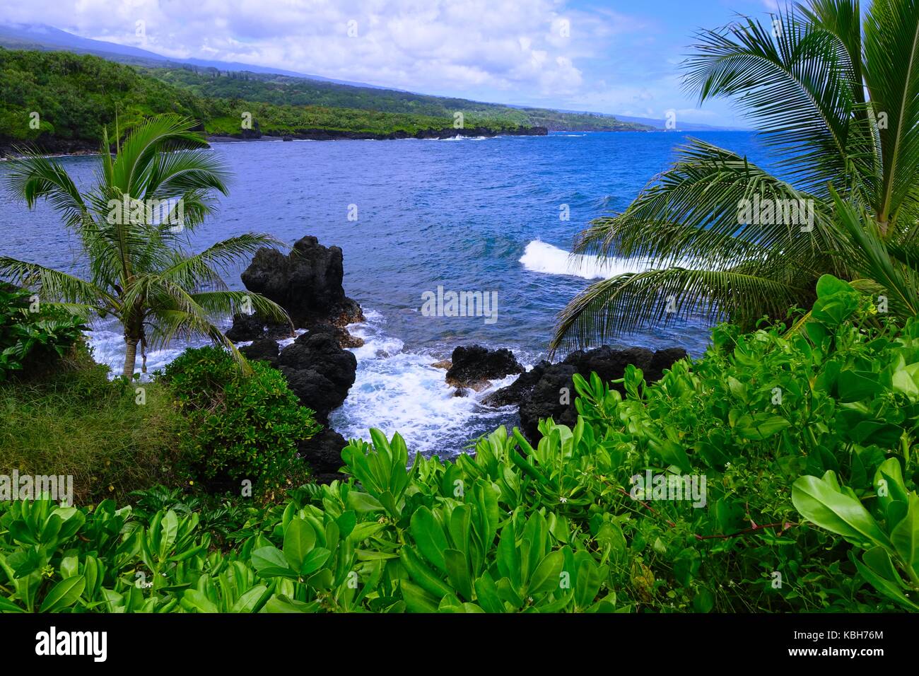 Ansicht der Hana Küste von kahanu Garten von Lava Felsen und tosende Brandung, Maui Stockfoto