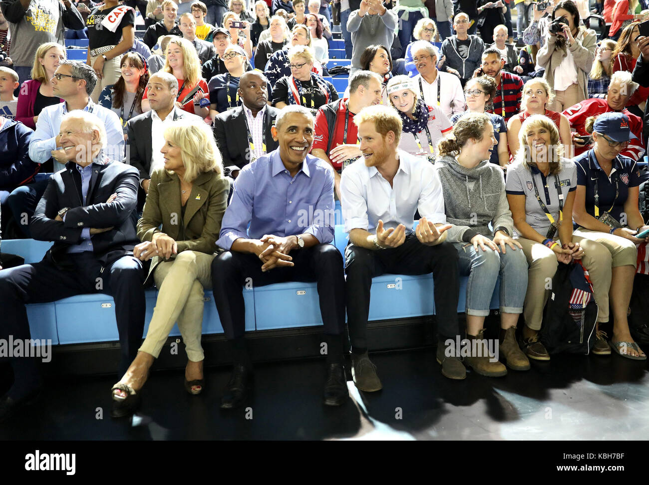(Von links nach rechts) der ehemalige Vizepräsident der USA Joe Biden, der ehemalige zweite Dame des US-Jill Biden, ehemaliger US-Präsident Barack Obama und Prinz Harry watch Rollstuhlbasketball an den Pan Am Sportzentrum an der 2017 Invictus Spiele in Toronto, Kanada. Stockfoto