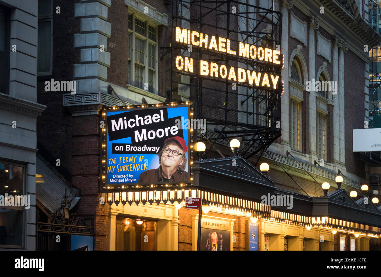 Michael Moore am Broadway, im Bezug auf meine Kapitulation, eine one-man-show an der Belasco Theatre in New York City Stockfoto