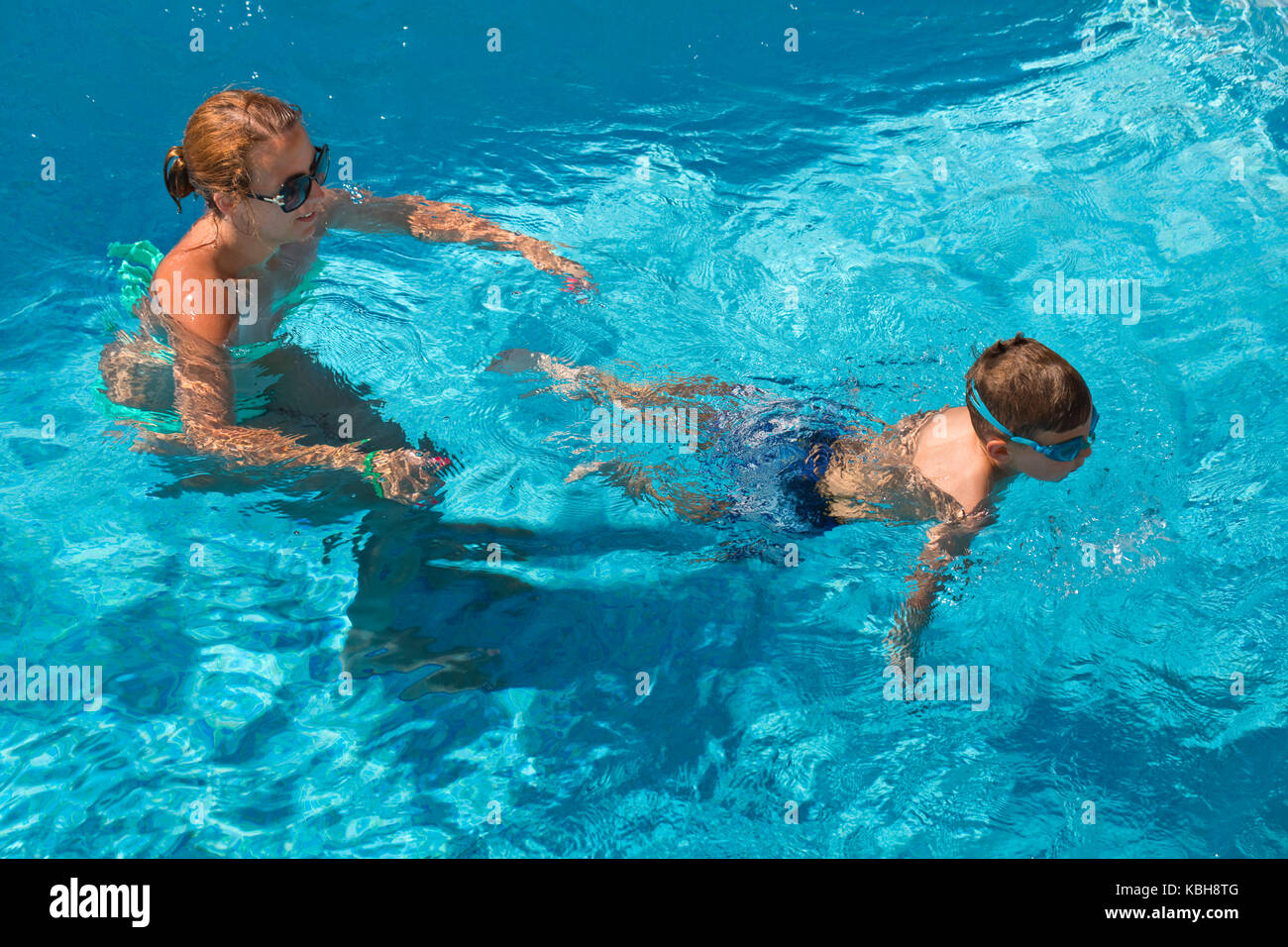 Junge Kind schwimmen lernen in einem Schwimmbad im Urlaub, Spanien Stockfoto