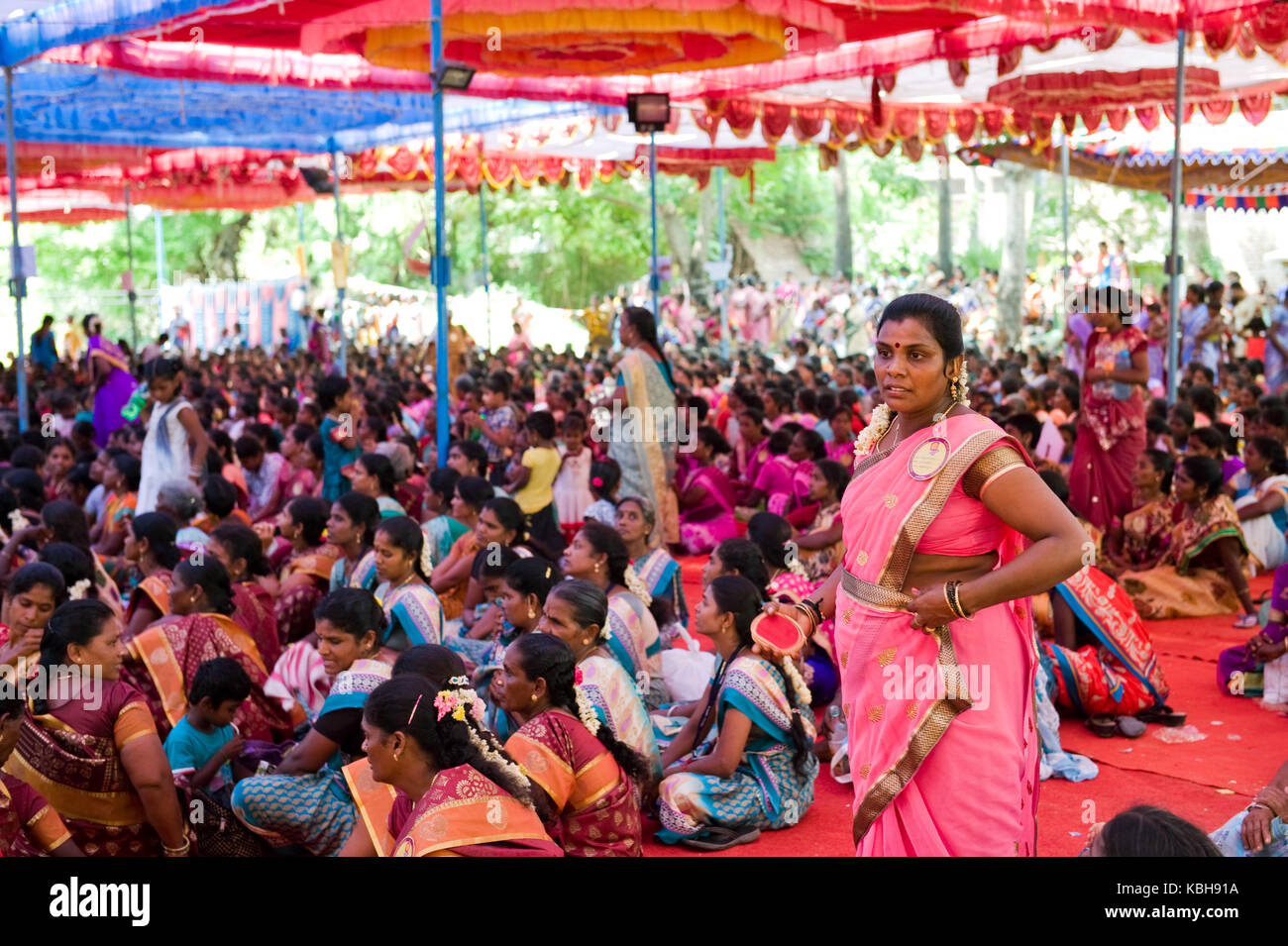 Der Bioregionalen Frauen Festival durch die Auroville Action Group. Sammlung von über 4000 Frauen. Stockfoto