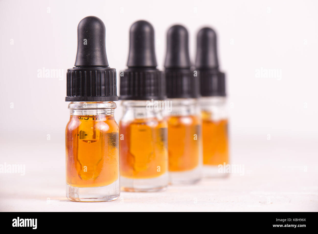 Makro-Detail der Pipette mit CBD-Öl, Cannabis live Harz Extraktion isoliert auf weiss - medizinisches Marihuana-Konzept Stockfoto