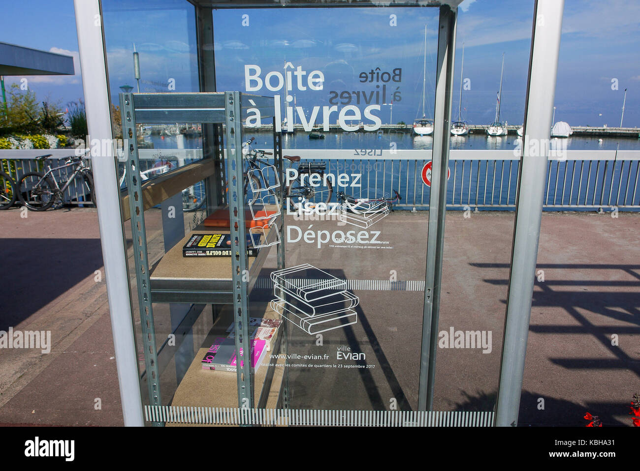 Geschlossen, öffentliches Telefon Hütte geändert in Bücher Kabine, Evian-les-Bains, Savoyen, Frankreich Stockfoto