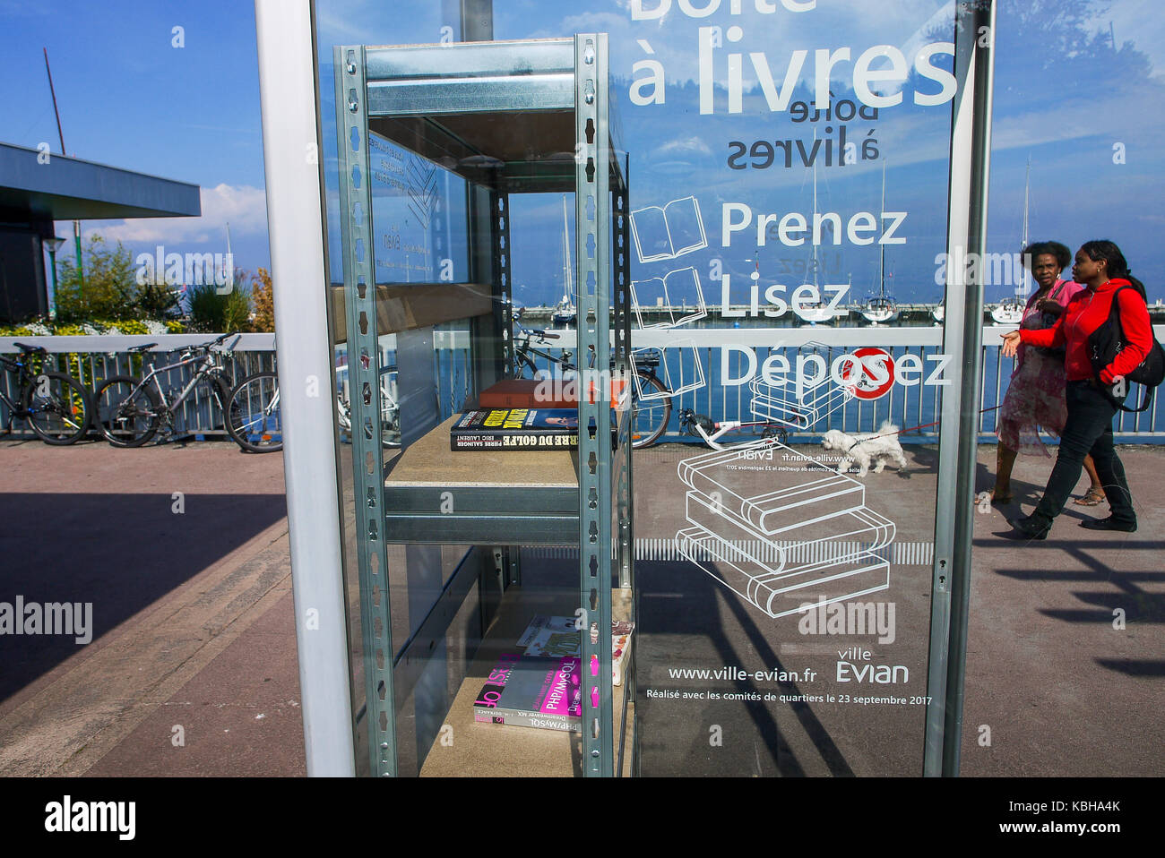 Geschlossen, öffentliches Telefon Hütte geändert in Bücher Kabine, Evian-les-Bains, Savoyen, Frankreich Stockfoto