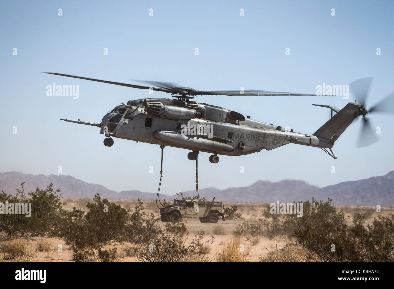 CH-53E Super Stallion während der Durchführung einer externen Heben Stockfoto