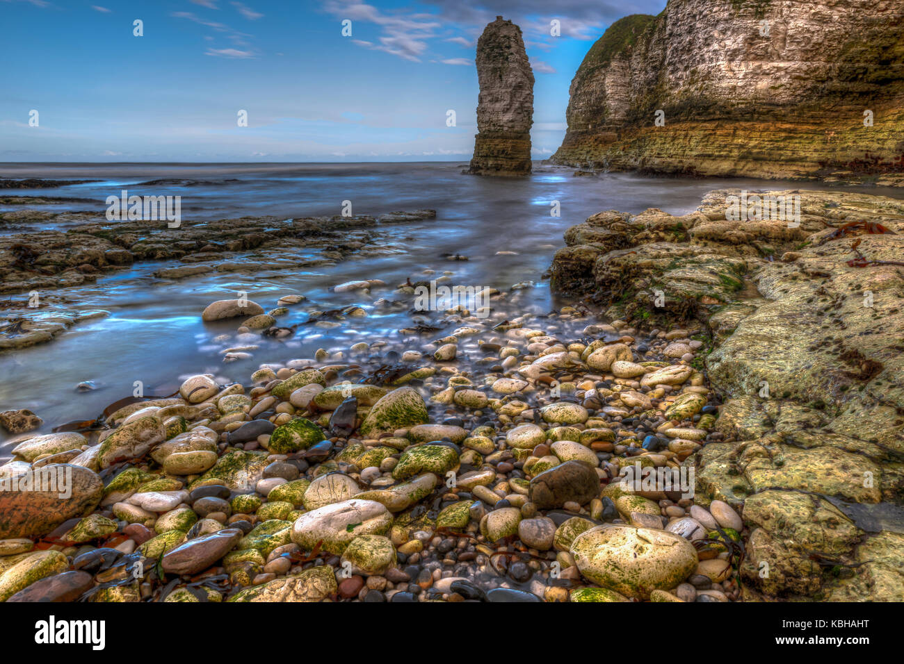 Hier kommt die Flut bei Flamborough Head Beach. Stockfoto