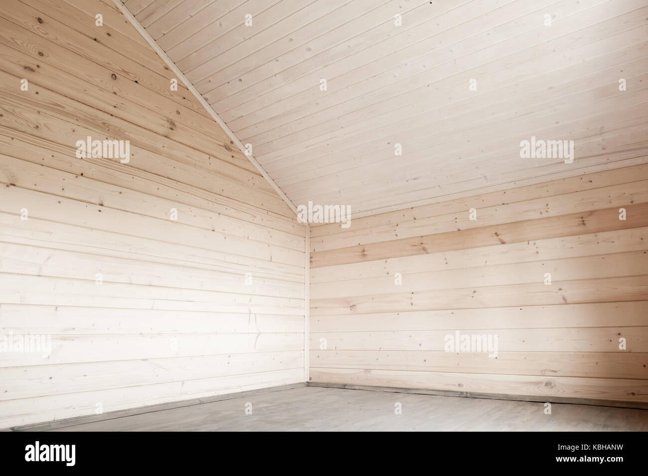 Leeren Raum innen, Holz- Wände und Boden Unter weißen Decke Stockfoto