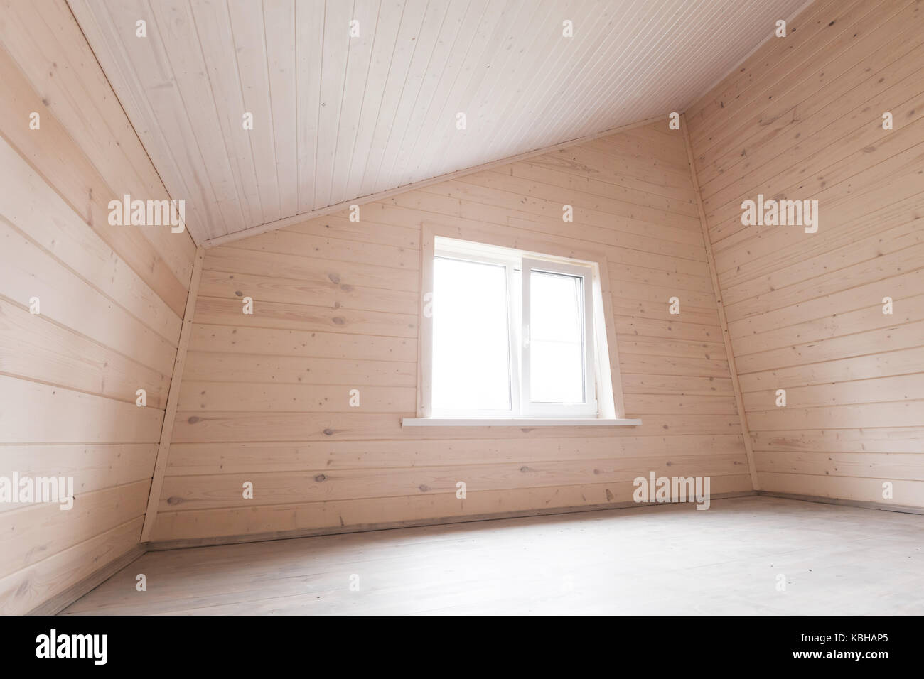 Leere Zimmer im Dachgeschoss Interieur, neue hölzerne Wände und Fenster Stockfoto