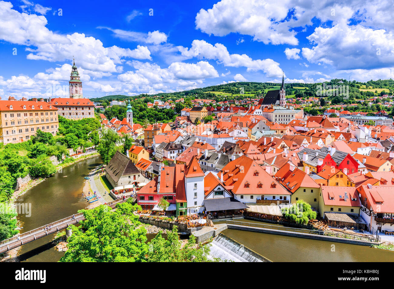Cesky Krumlov, Tschechische Republik. Schloss, Kirche St. Veit und das Stadtbild. Stockfoto