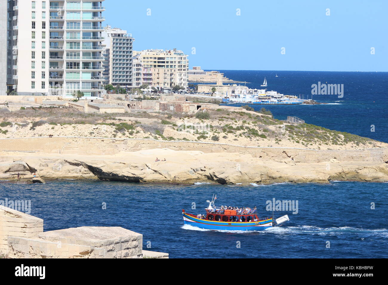 Eine touristische Boot in den Hafen von Marsamxett mit Sliema im Hintergrund, Valletta, Malta, September 2017 Stockfoto