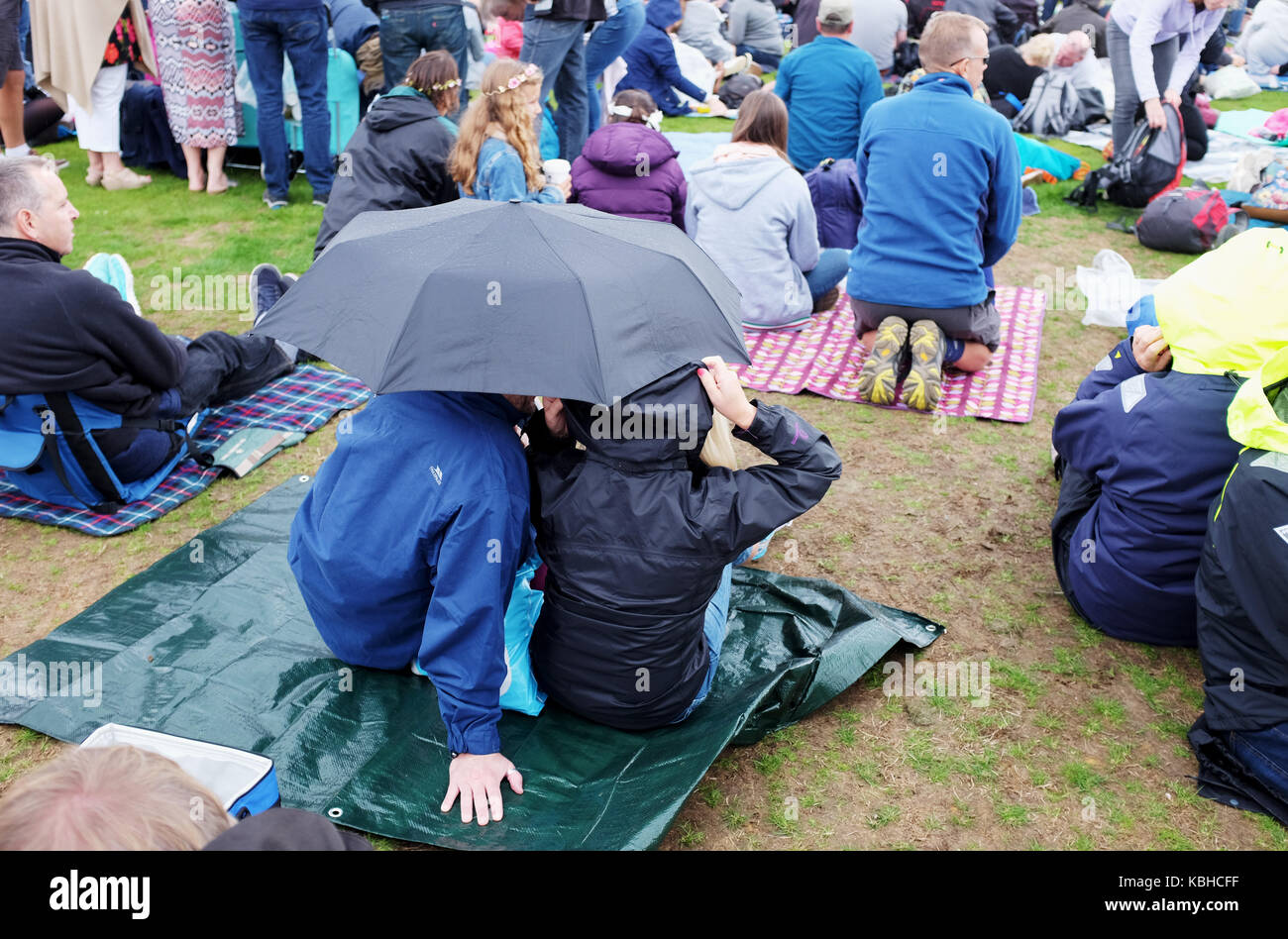 Nehmen Zuflucht in der Regen bei Radio 2 Festival in einem Tag Picknick am Hyde Park London 2017 Stockfoto