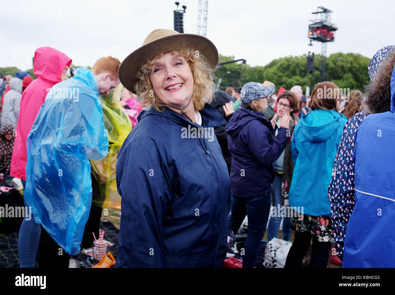 Tanz im Regen tragen Anoraks und kagools am Hyde Park London Stockfoto