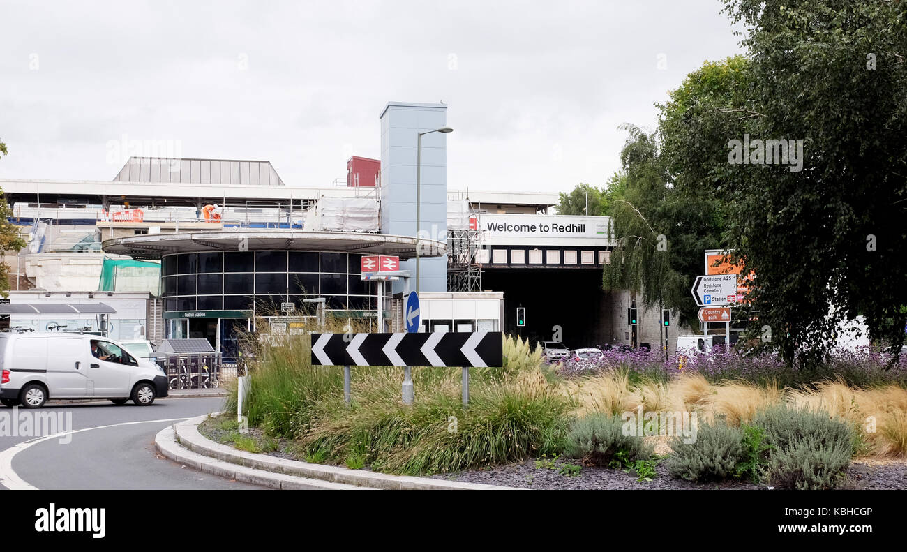 Willkommen bei Redhill Schild beim Bahnhof Construction Work Surrey UK Stockfoto