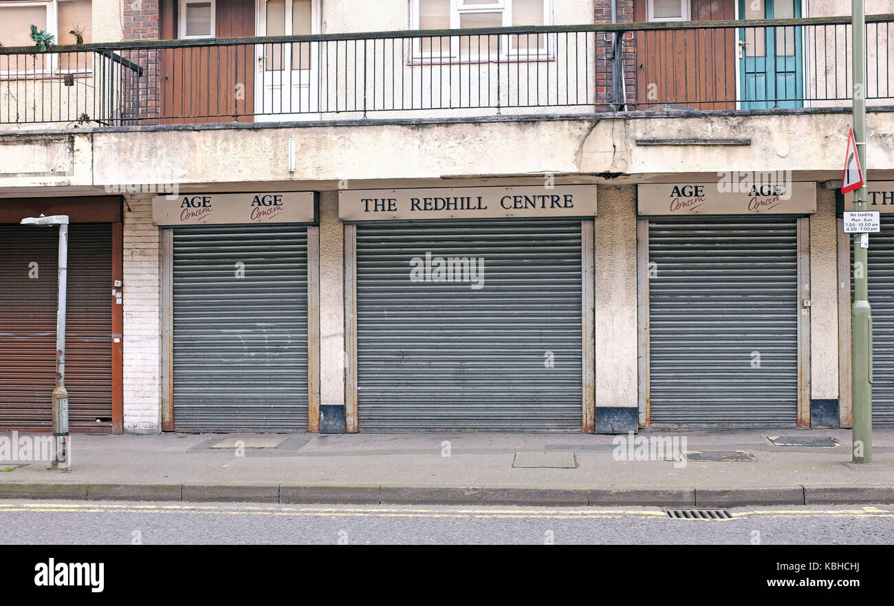 Age Concern und redhill Zentrum mit Metall Rollläden in Redhill, Surrey, Großbritannien Stockfoto