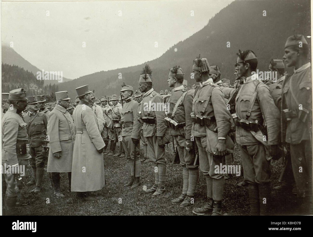 Dieses Foto zeigt die Inspektion der Truppen durch einen königlichen oder militärischen Führer, mit dem spezifischen Kontext des 10. Armeekommandos. Das Bild spiegelt die militärische Tradition und die Rolle hochrangiger Beamter während des Krieges wider. Stockfoto