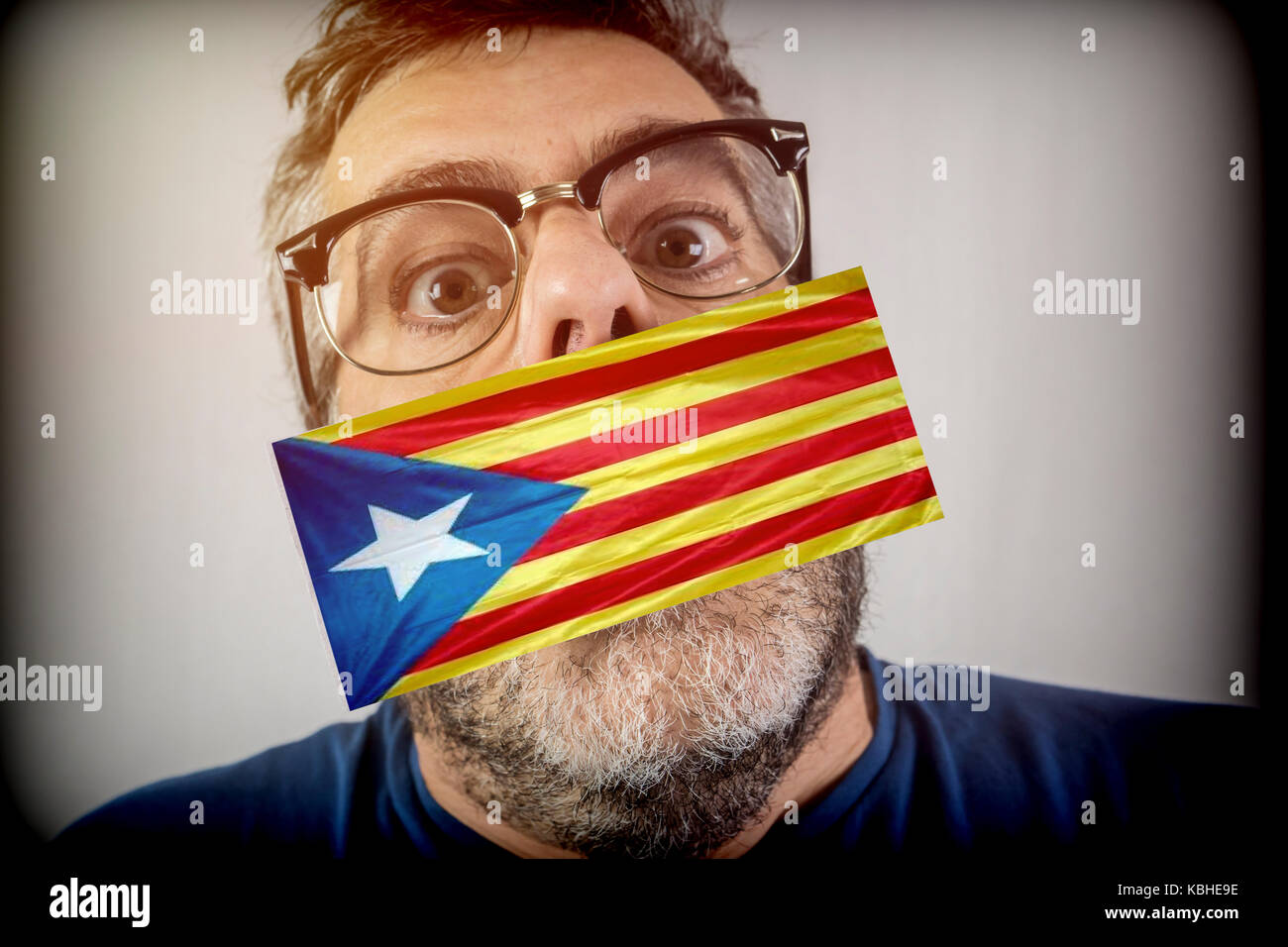 Spanische Mann mit pro-unabhängigkeit Flagge Katalonien für den Mund, konzeptionelle Bild Stockfoto