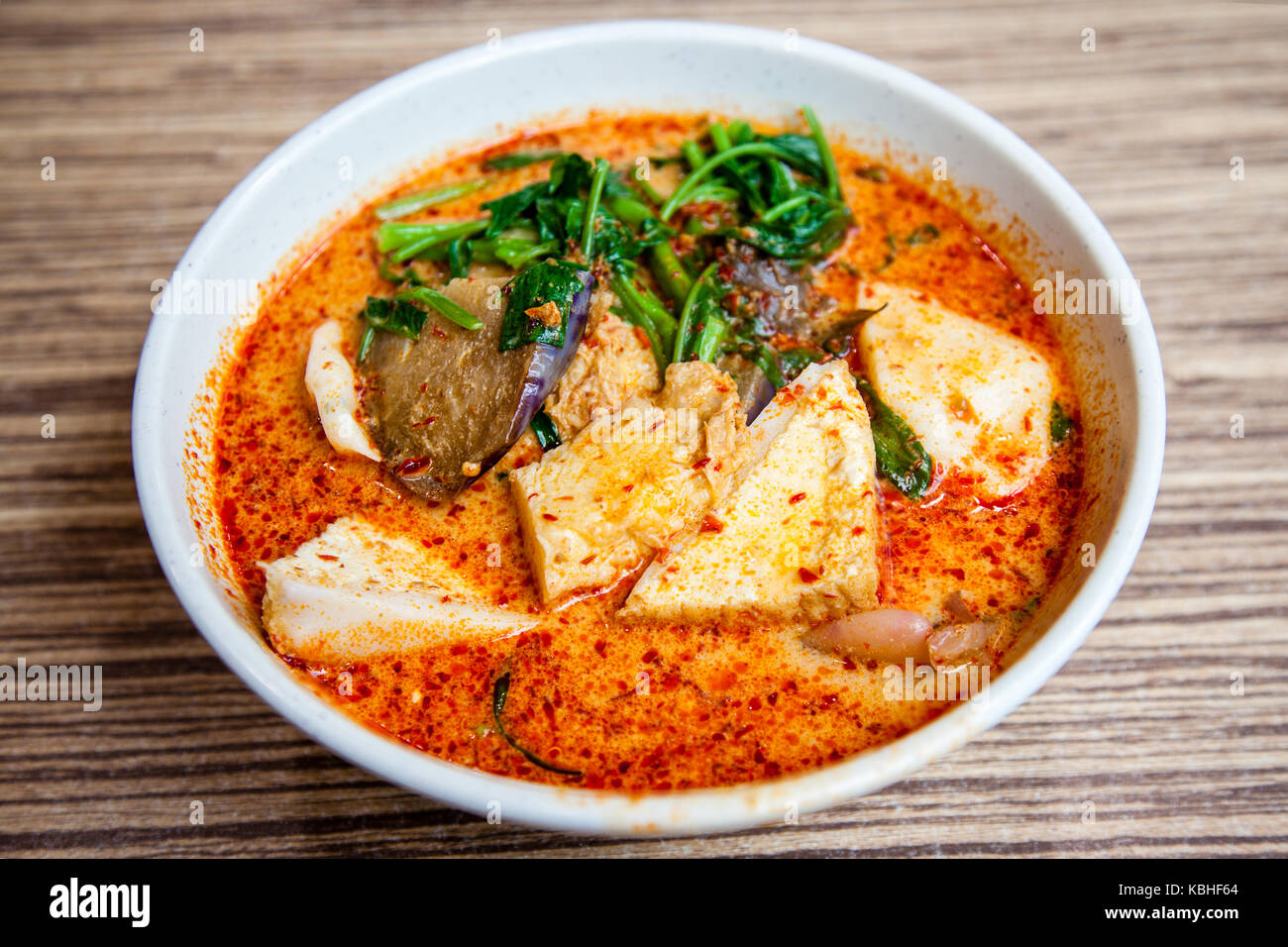 Eine Schüssel von Singapur Laksa Yong Tau Foo, eine populäre lokale Gericht in pikanter Soße serviert curry Garnelenpaste Suppe mit Kokosmilch; Tofu und Aubergine f Stockfoto