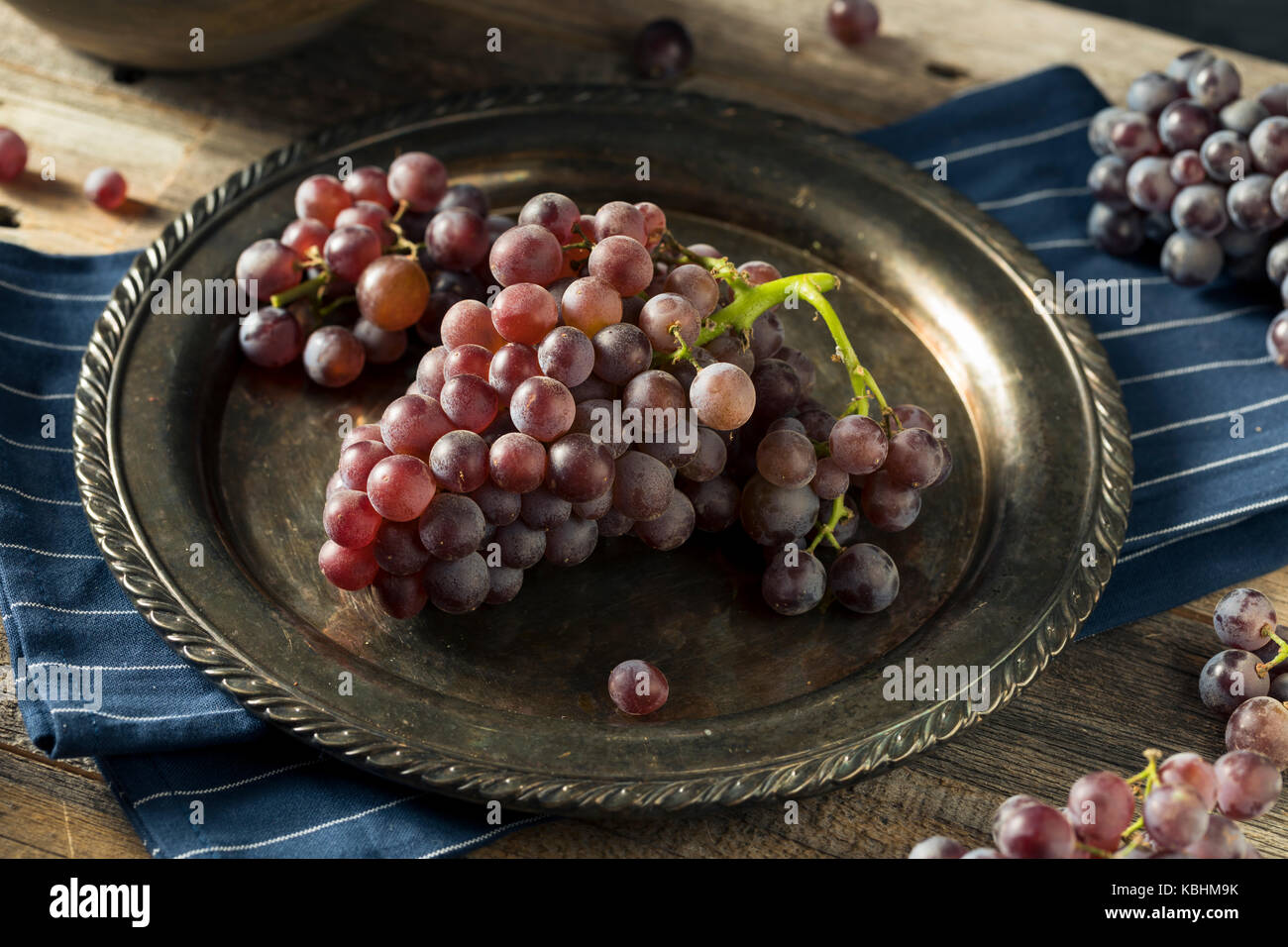 Raw lila Bio Rotwein Trauben bereit zu essen Stockfoto