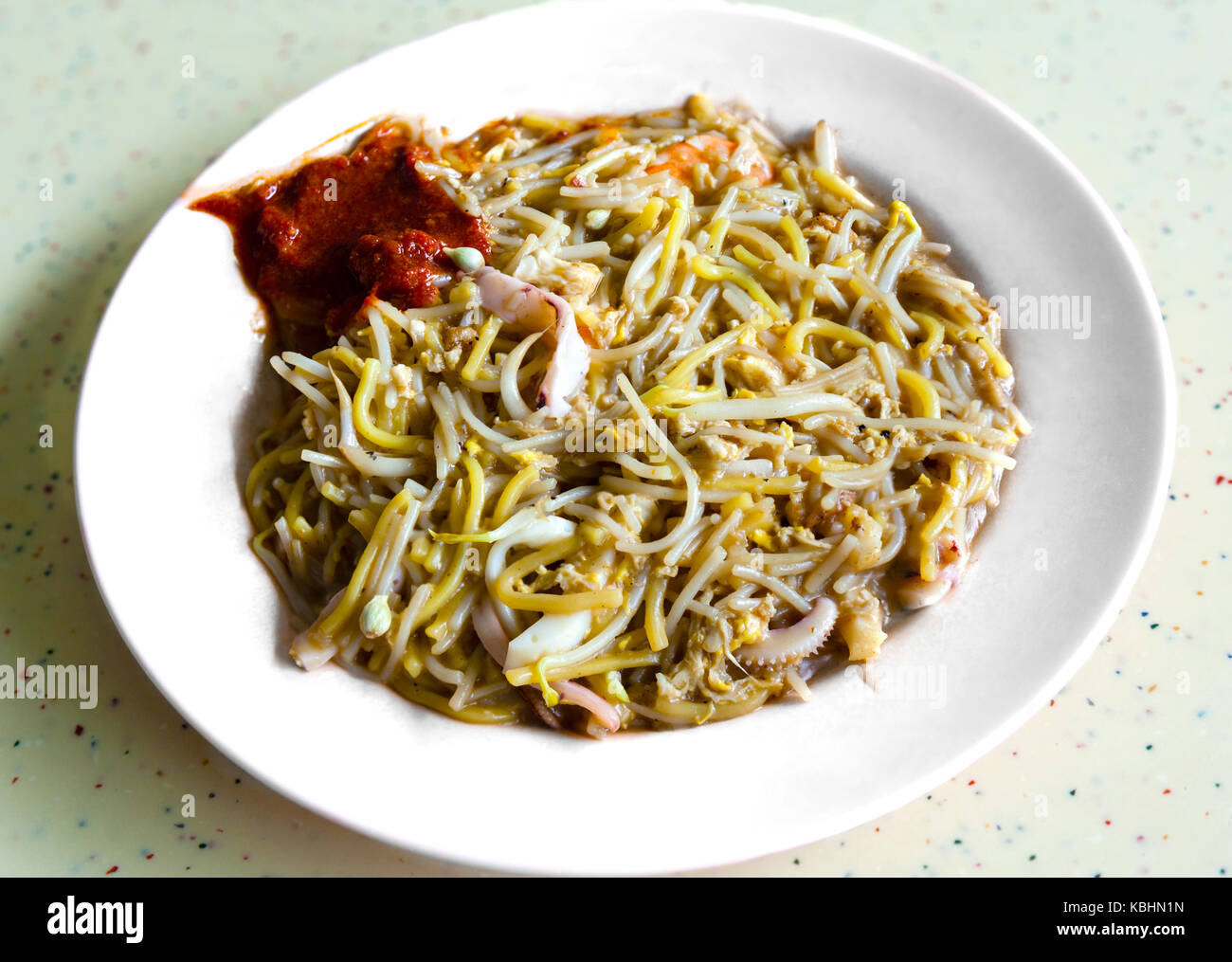 Singapur Hokkien mee ist eine populäre lokale Küche in Malaysia und Singapur, die ihren Ursprung in der Provinz Fujian in China hat. Die Schale besteht aus e Stockfoto