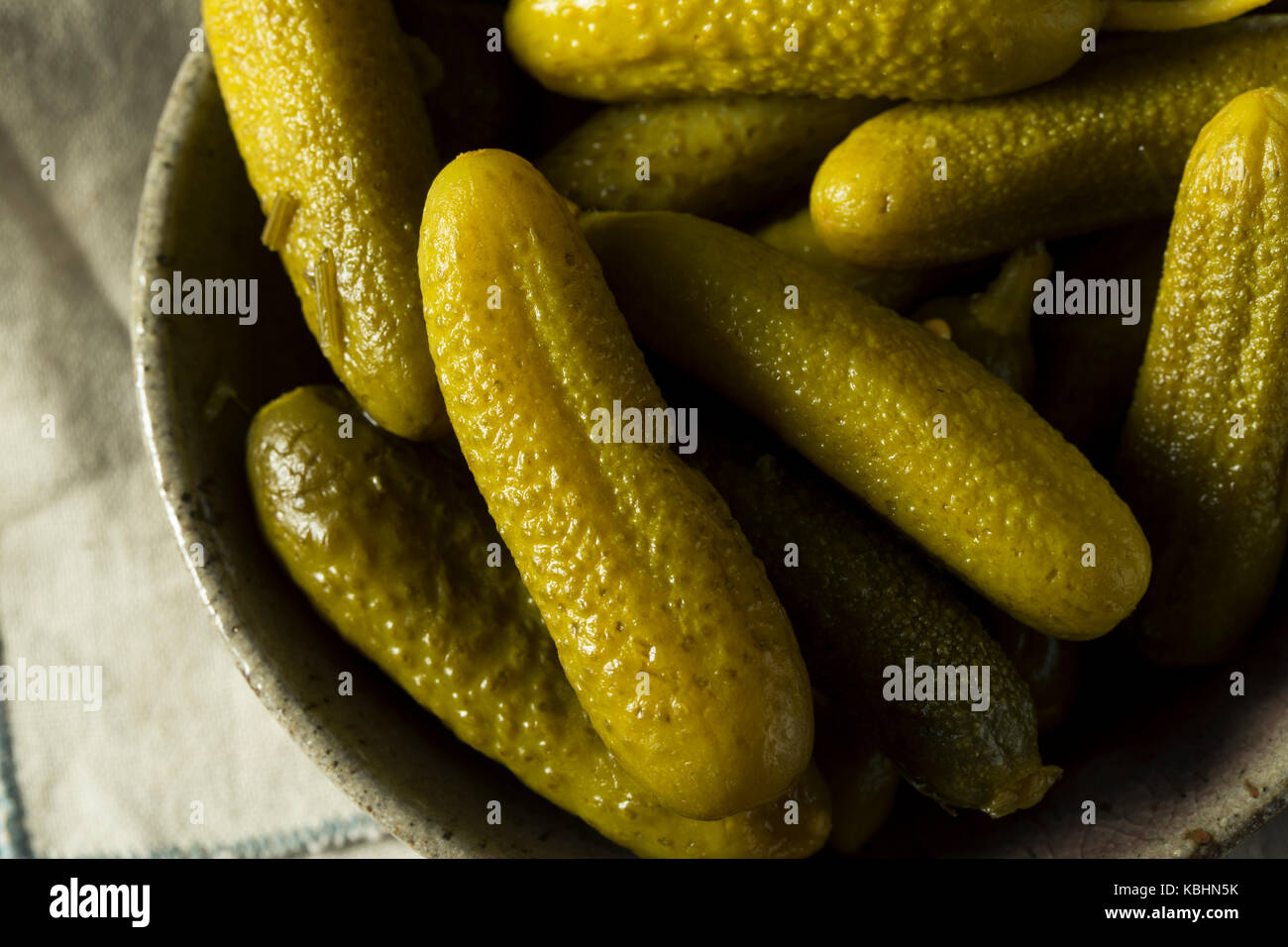 Gebeizt organische cornichon Gurke Gurken mit Dill und Gewürzen Stockfotografie Alamy