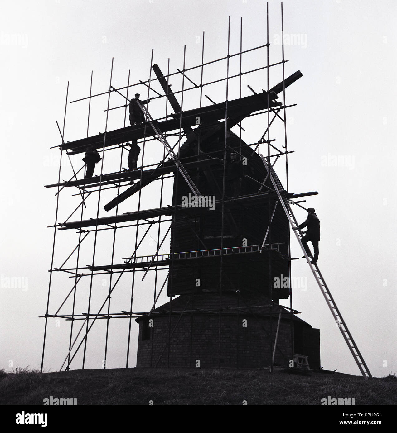 1960, historische, Gerüste rund um den historischen des 17. Jahrhunderts Brill Mühle gelegt, für die Wiederherstellung stattfinden, Brill, Aylesbury, Bucks, England, UK. Stockfoto