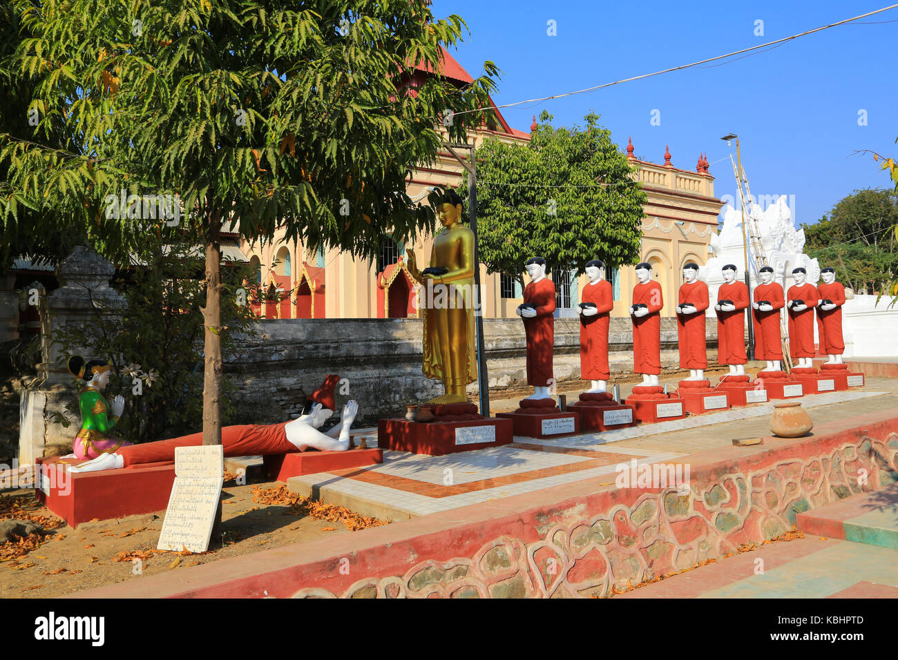 Historische Bauwerke und Denkmäler in Salay Dorf auf dem Irrawaddy Fluss in Myanmar (Burma). Buddha und Mönche mit betteln Schalen. Stockfoto