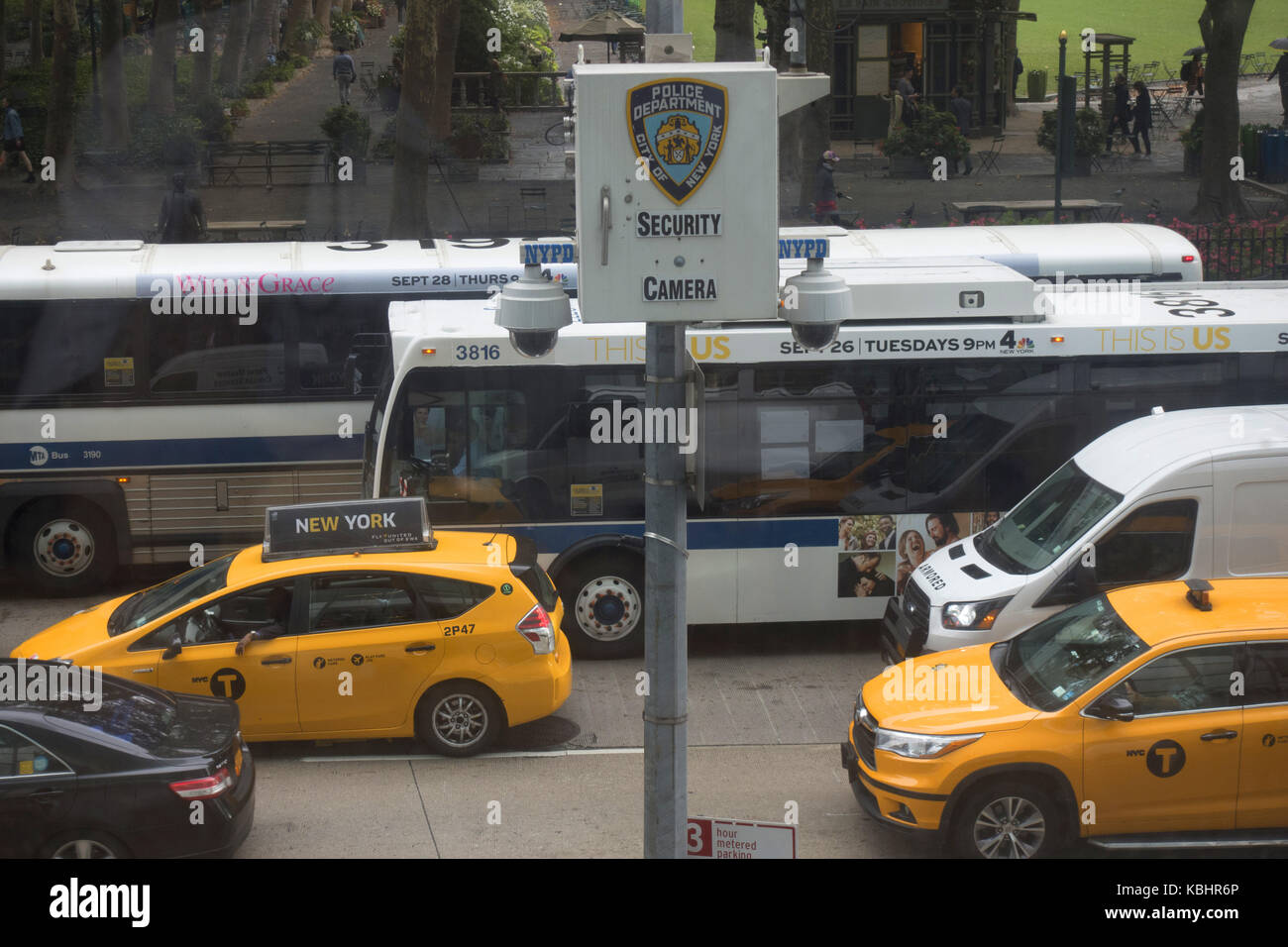 Polizei Sicherheit Kamera entlang der 6. Avenue in der Nähe der 42. Straße am Bryant Park, Manhattan, New York City. Stockfoto