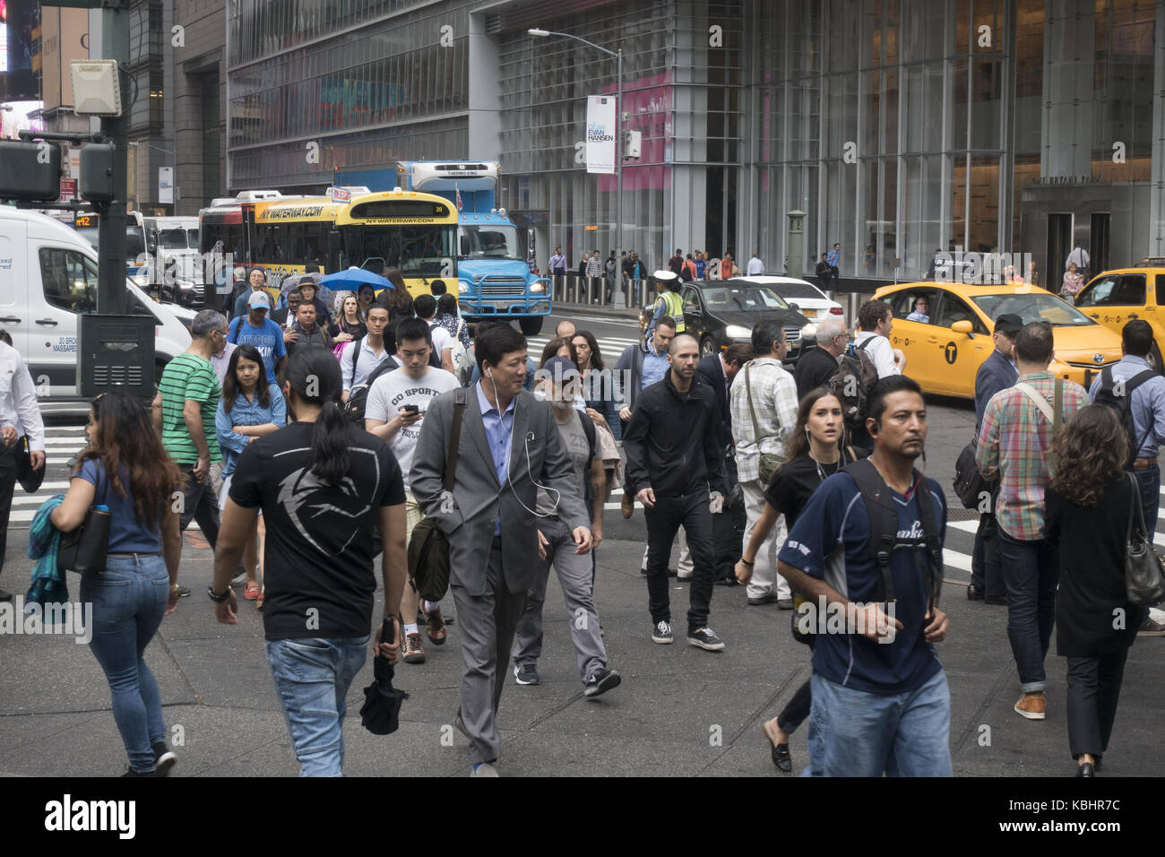 Bürgersteig Verkehr swalong 42nd Street an der 6. Avenue von Bryant Park in Manhattan. Stockfoto