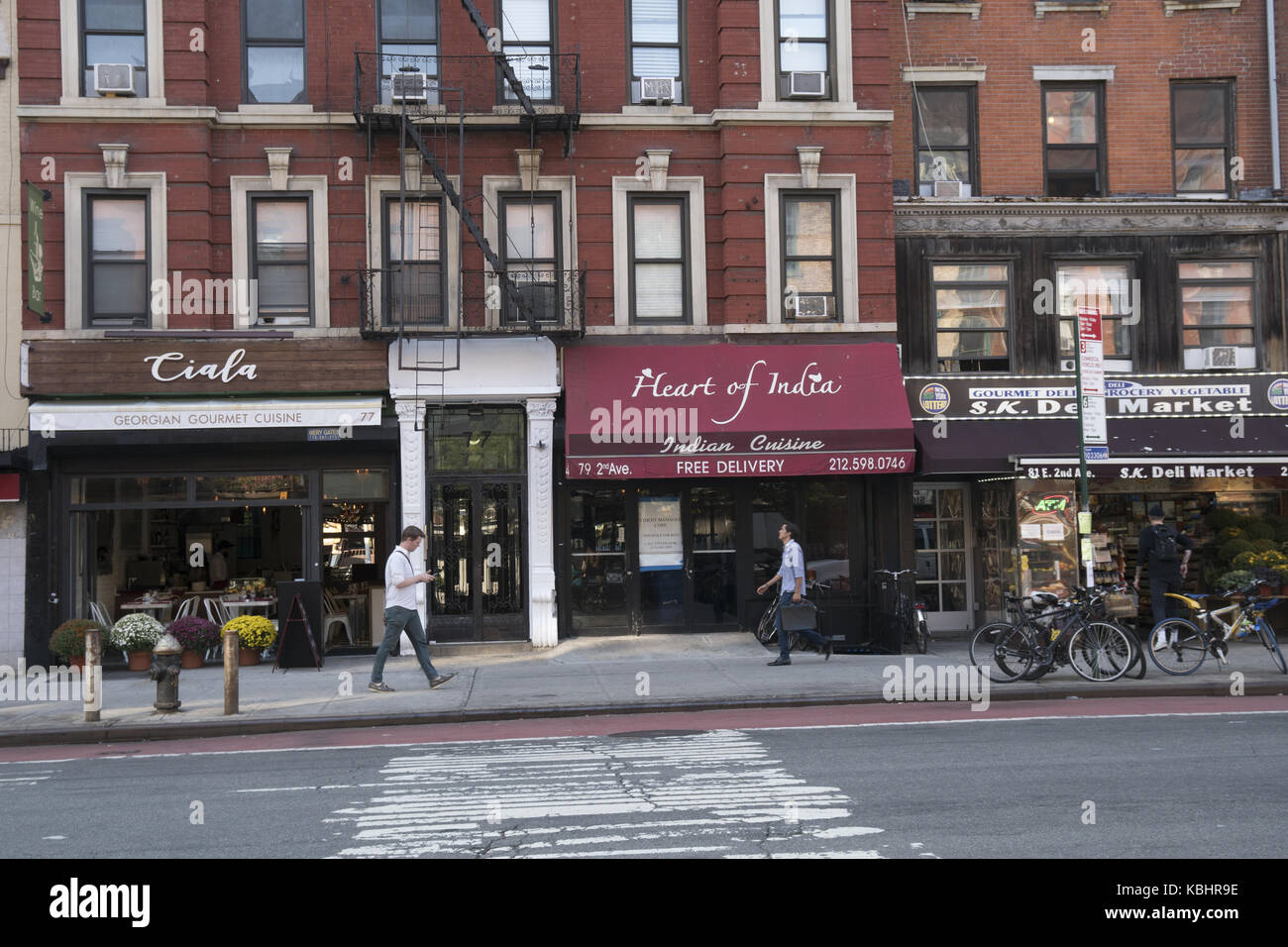 Geschäfte entlang der 2nd Avenue im East Village, Manhattan, New York City. Stockfoto