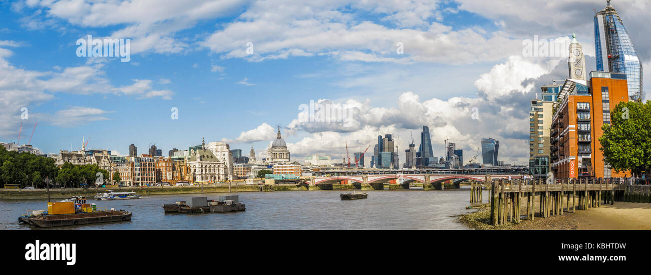 Panoramablick über den Fluss Themse und Blackfriars Bridge in Richtung der Stadt London: historische und moderne Geschäftshäuser und St Paul's Cathedral Stockfoto